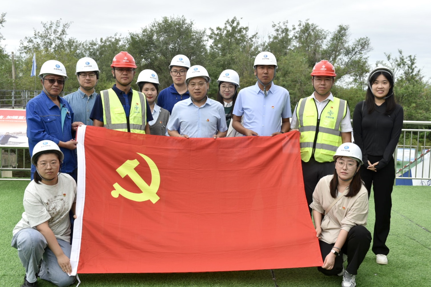 北京灾后复原重建结合党支部进行“党建进工地”主题党日活动
