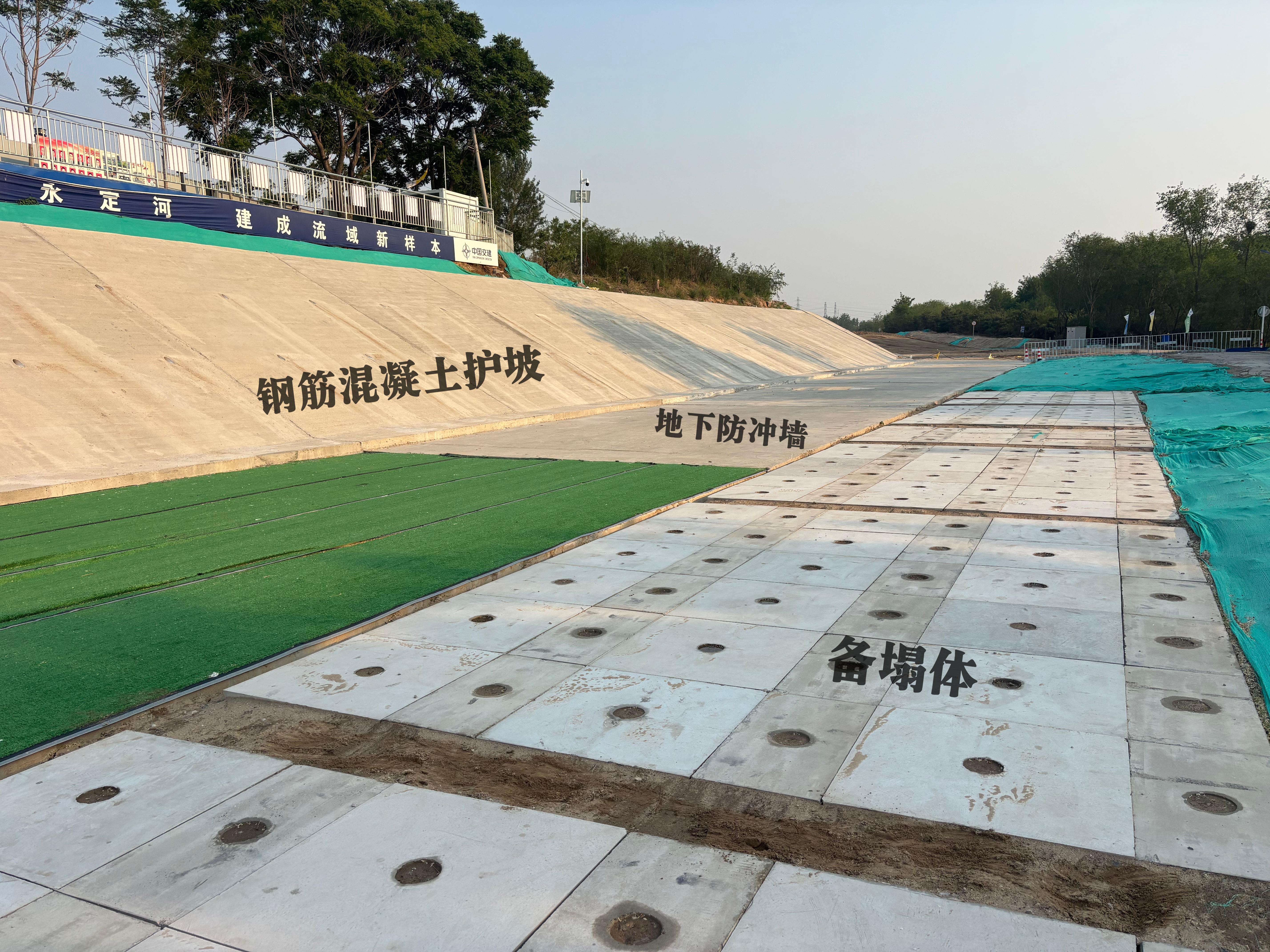 “砼”墙铁“铠”已列装，，伟德国际1949官网卢梁段综合提升工程第二标段率先实现地上防洪系统建设